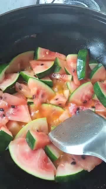 只吃瓜不买瓜下一句,揭秘“只吃瓜不买瓜”现象背后的社会心理