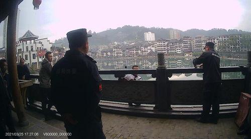 跳桥男子吃瓜,吃瓜群众围观背后的真相与反思