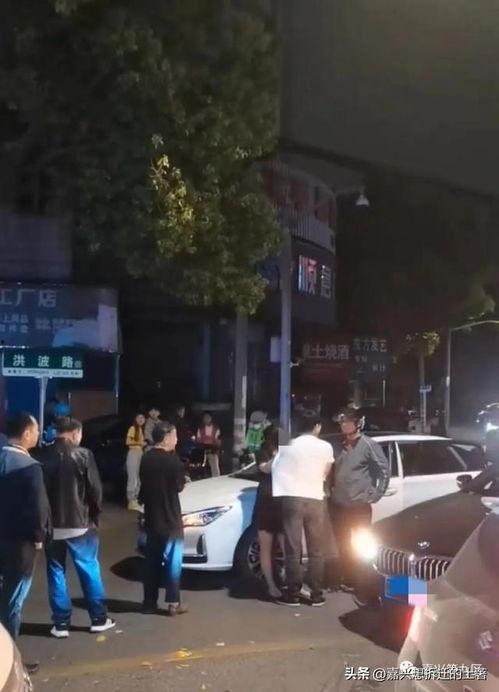 女子吃瓜被撞,意外事件引发网友热议